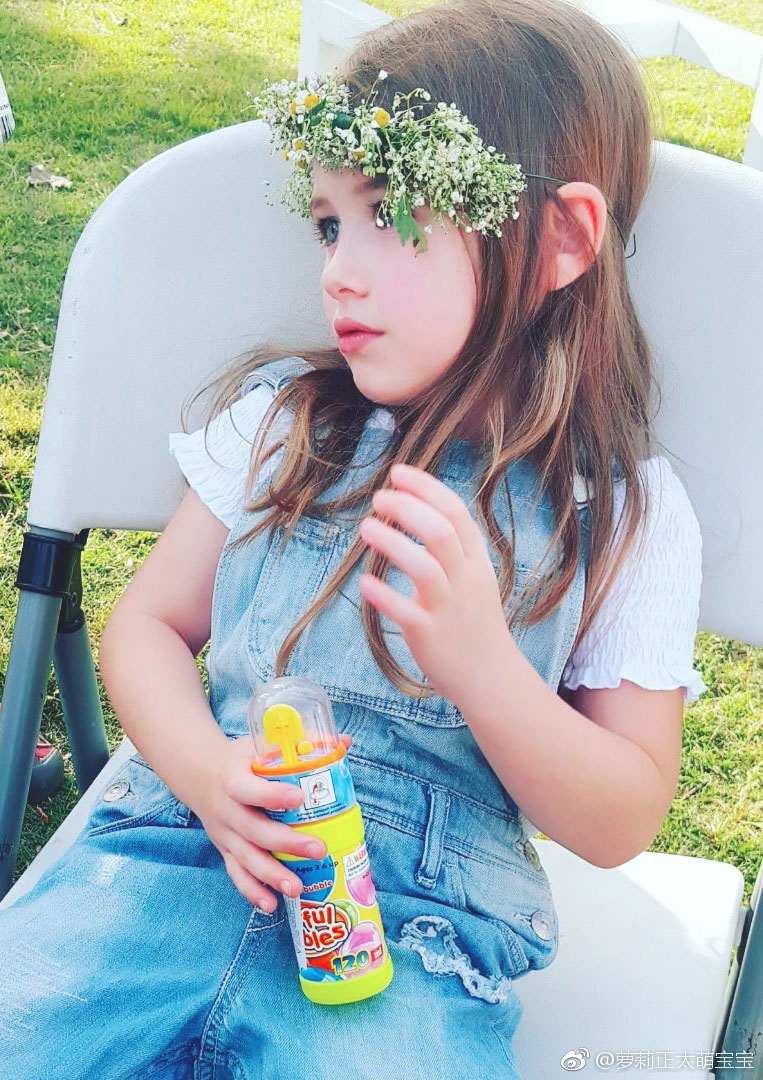 以色列5岁小演员小模特Emilia 仿佛看到了小仙女