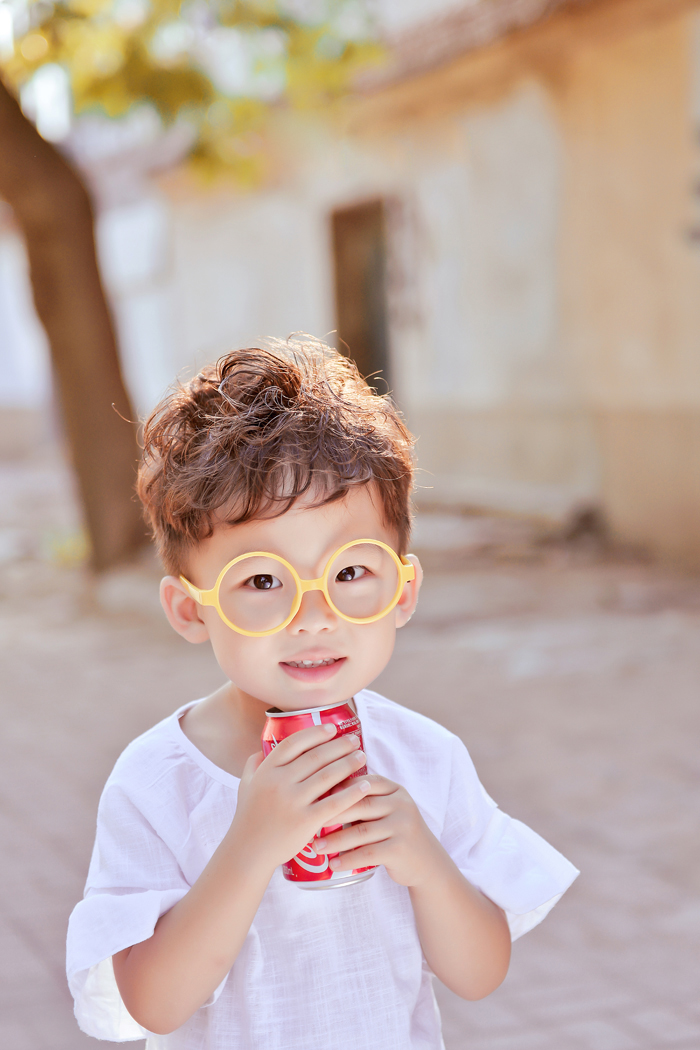 戴眼镜的小男孩夏日写真