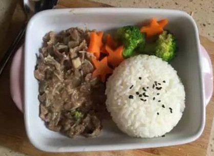 金针菇肥牛饭，营养又健康