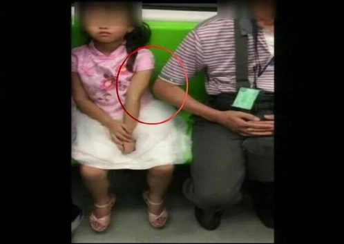 南京老翁坐地铁疑非礼邻座女童 警方：证据链不完善