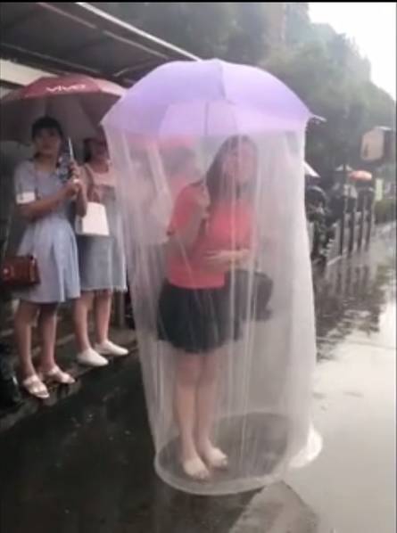 一款从头包到脚的特制“蚊帐雨伞”