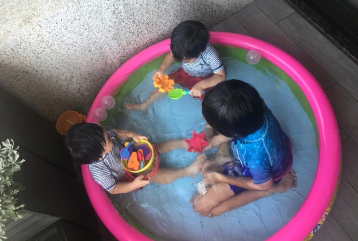 林志颖三个儿子玩水 kimi比弟弟更开心