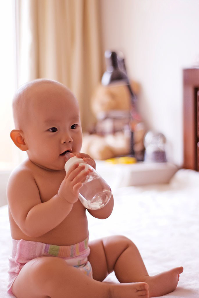 坐着喝水的婴儿宝宝图片坐着喝水的婴儿宝宝图片