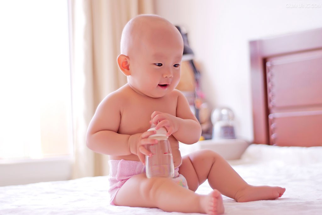坐着喝水的婴儿宝宝图片