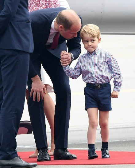 威廉王子一家合体现身 乔治王子小表情可爱帅气
