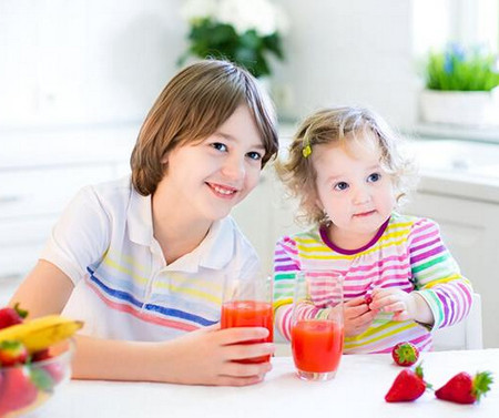 2岁宝宝喝奶奶榨的鲜果汁中毒？很多家长不知道这个错误！