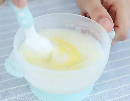 蛋黄米粉糊丨宝宝辅食初期重要的补铁食物6M+
