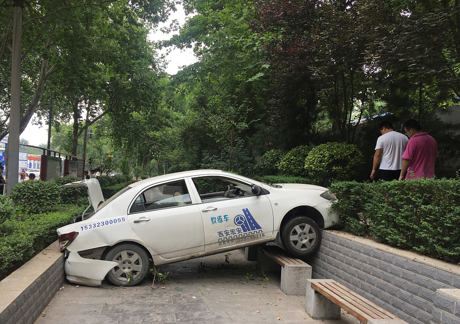 西安一驾校女学员练车栽下高台 事发时教练就在车内