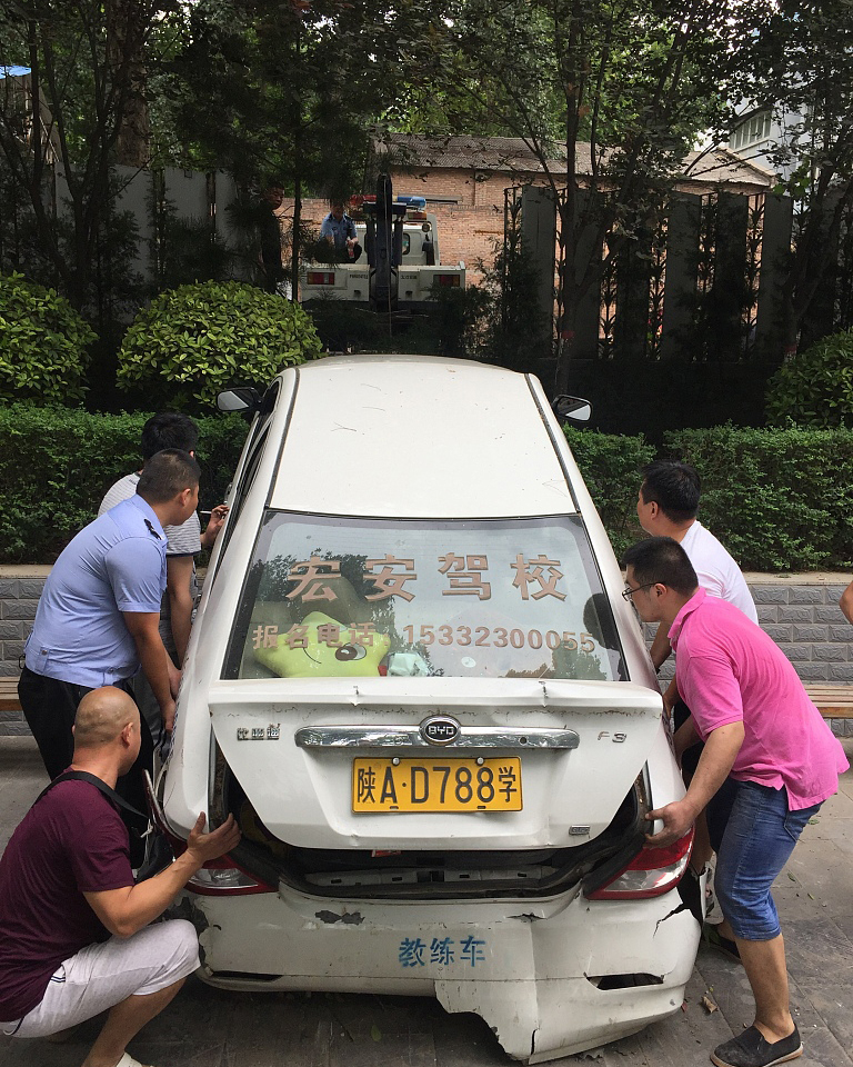 西安一驾校女学员练车栽下高台 事发时教练就在车内