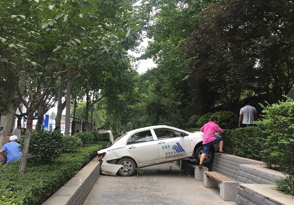 西安一驾校女学员练车栽下高台 事发时教练就在车内