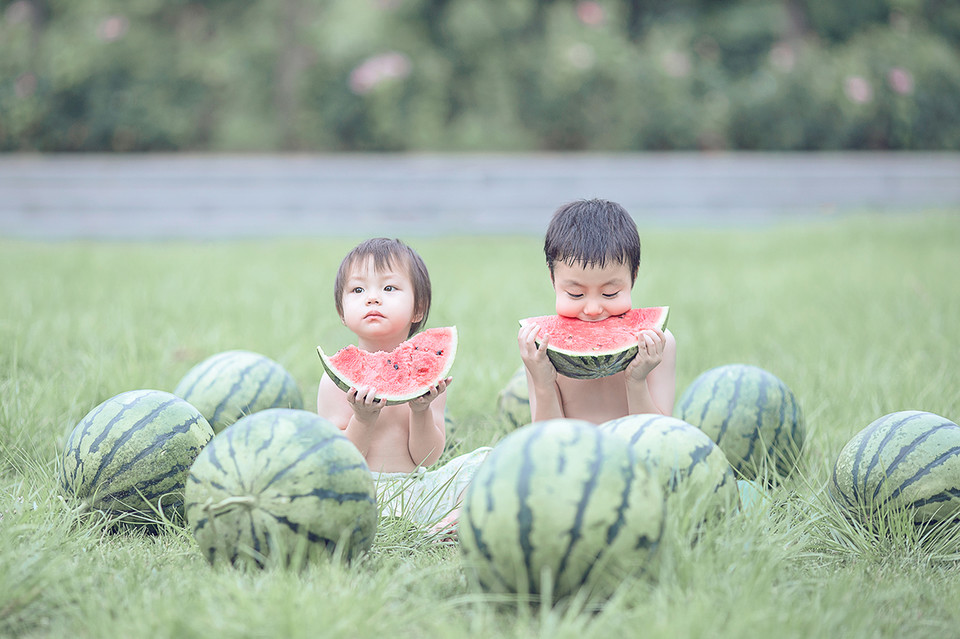 可爱小男孩吃瓜夏日写真可爱小男孩吃瓜夏日写真