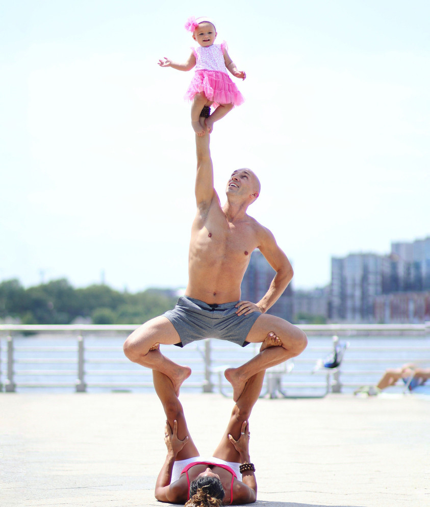 国外夫妇带8月大女儿做瑜伽 秀惊人平衡术