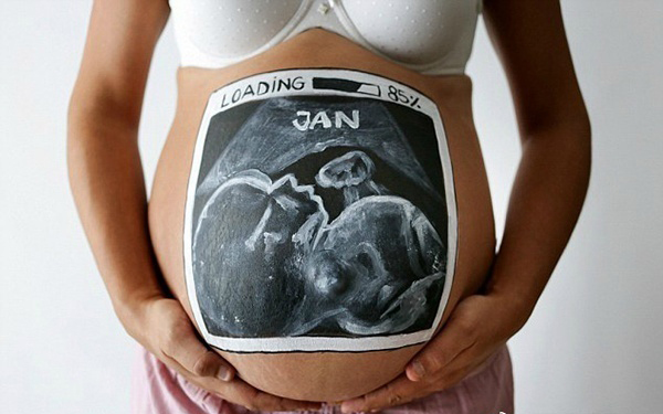 国外孕妈妈创意涂鸦孕照图片