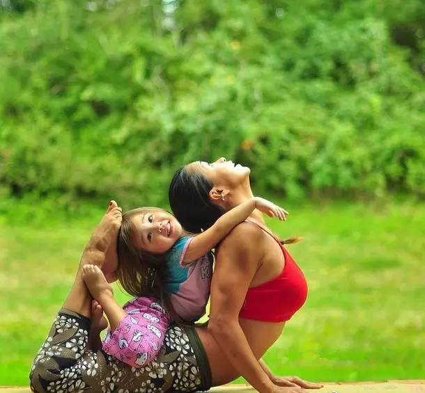 妈妈跟女儿练瑜伽照 陪伴的最好方式