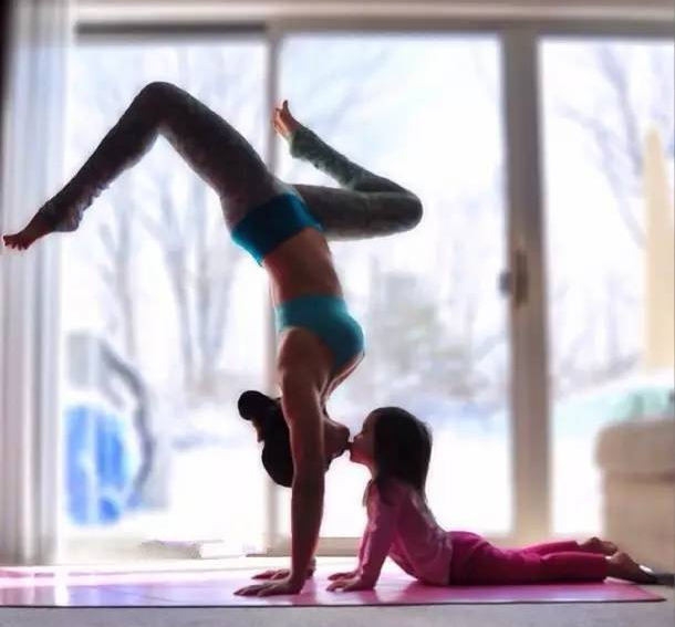 妈妈跟女儿练瑜伽照 陪伴的最好方式