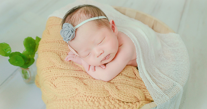 新生儿宝宝睡觉可爱写真