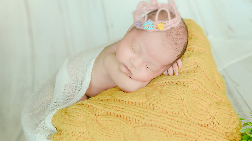 新生儿宝宝睡觉可爱写真