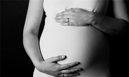 孕8月：胎宝宝对光很敏感。
