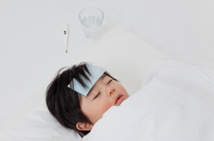 为什么宝宝总是晚上发烧 孩子发烧咳嗽总是夜间加重的原因