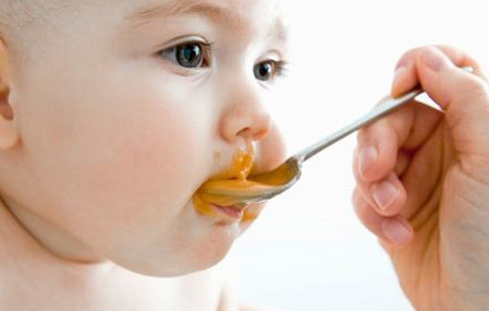 婴儿的第一口辅食怎么吃？这篇攻略是你需要的！