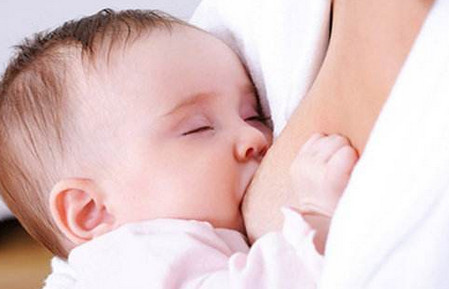 宝宝哭闹拒绝乳房而喜欢奶瓶，是因为产后奶不够？