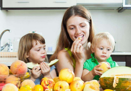 宝宝多吃蔬菜水果有什么好处？爱吃蔬果的宝宝身体棒棒！