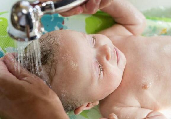 使用宝宝洗发水要注意什么问题 儿童洗发水使用注意事项