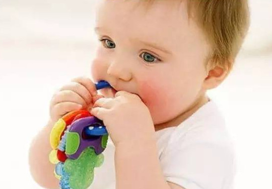 如何缓解宝宝出牙不适？给宝宝选择牙胶和磨牙棒要注意什么？