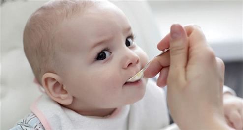 宝宝多大可以吃点盐？过早或过多食盐有什么危害？