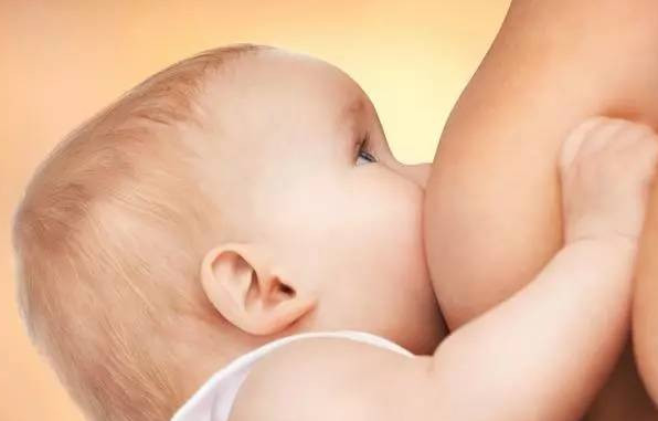 乳头皲裂怎么办？赶快调整一下哺乳姿势
