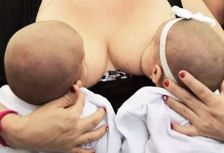 母乳喂养先从哪边开始？哺乳方式别搞错了，当心变成“大小奶”！
