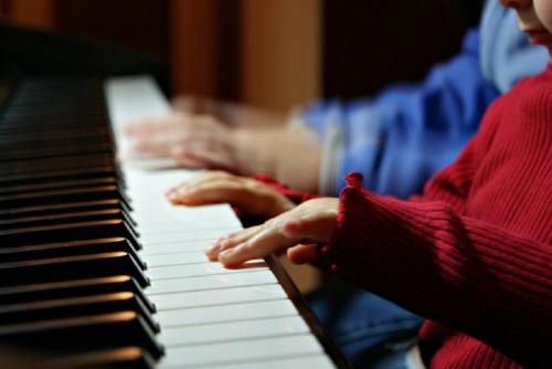 孩子学钢琴的好处 孩子学钢琴的好处原来有这么多