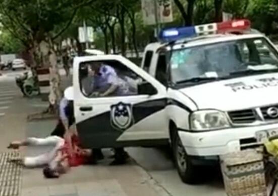 上海一民警绊摔抱娃女子 怀中孩子摔倒在地引无数网友热议