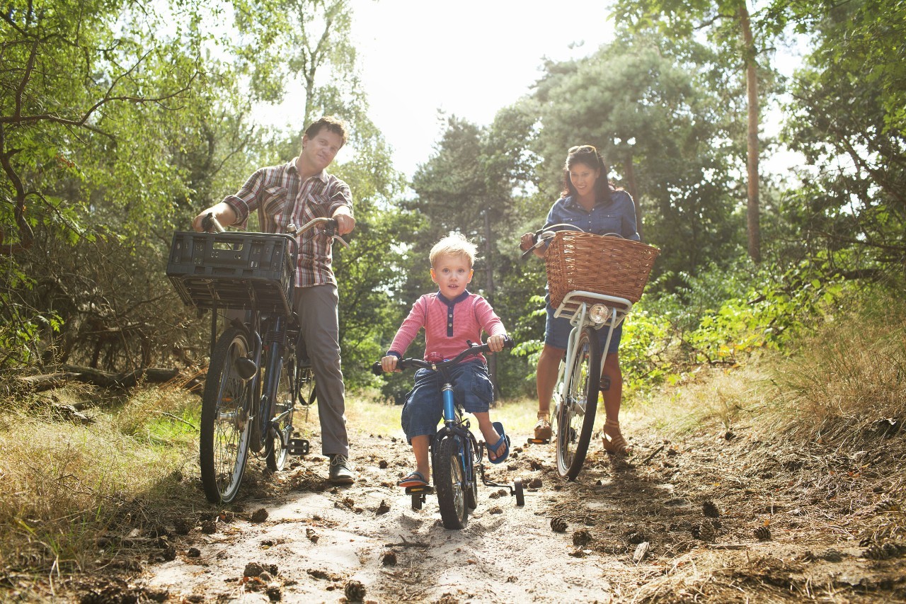 孩子骑自行车有好处，趁着好天气陪孩子到户外骑行吧！
