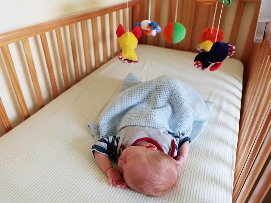 宝宝睡觉需要床围吗？不用床围，婴儿怎么睡才安全？