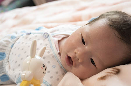 宝宝睡觉头上出汗多怎么回事 区分生理性出汗和病理性出汗