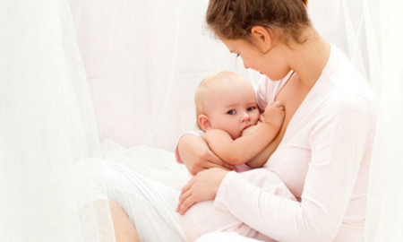 3种不同情况下的母乳喂养姿势和技巧