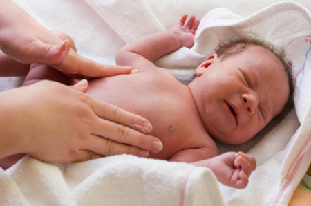 從來沒有按摩、撫觸過寶寶？看看0-3月新生兒感官活動