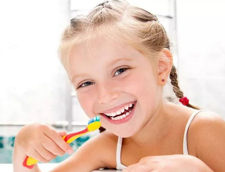 0~6岁的刷牙全攻略，让宝宝远离蛀牙！