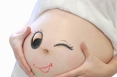 新生儿一只眼睛流眼泪眼屎多是怎么回事 可能是鼻泪管堵塞！