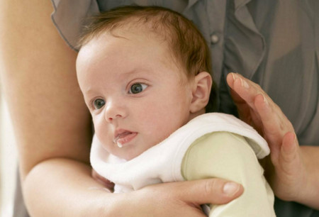 新生儿乳头凹陷、脐疝、打嗝的这些现象要紧吗？