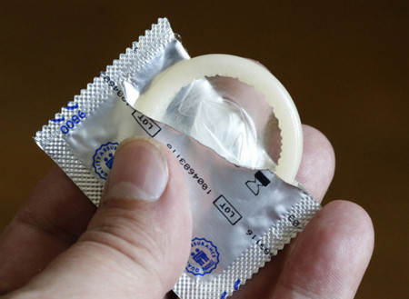 避孕套安全吗？这5种错误的戴套方法，让安全套不安全！