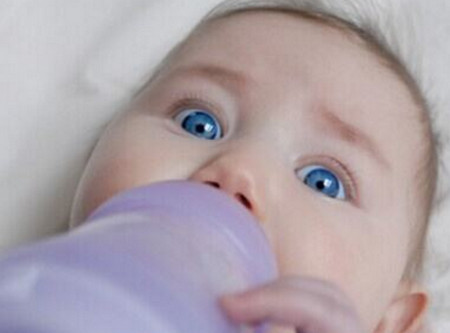 四个月的宝宝厌奶，可以加辅食吗？