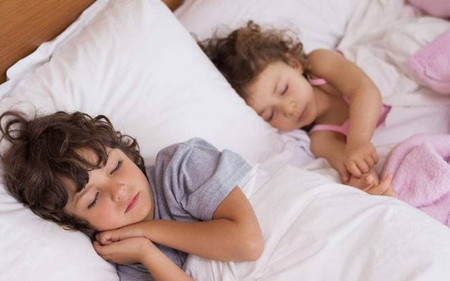 关于宝宝睡觉的枕头多高才适合？