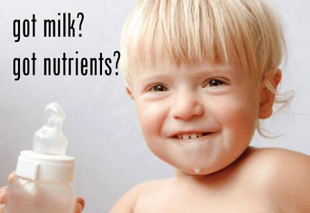 牛奶PK配方奶，1岁后的宝宝到底喝哪个更好？