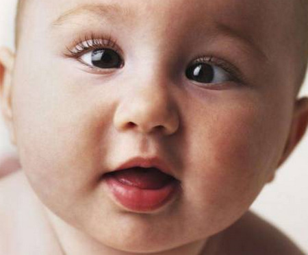 婴幼儿视力问题发生几率高达50%，宝宝视力怎么才算达标呢