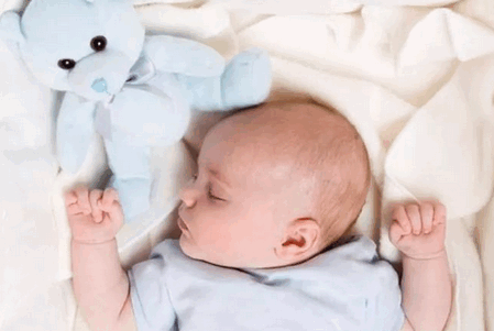 宝宝“歪头睡”超萌？医生：别大意，也许是斜颈症！