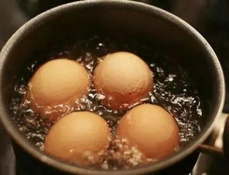6个月宝宝每天都要吃一个鸡蛋吗？真的能给孩子这样吃吗？