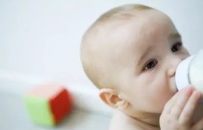 为什么宝宝会吐奶？该怎么办呢？