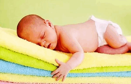 新生儿睡姿是否影响头骨发育？宝宝这3种睡姿妈妈要注意！